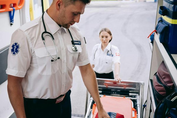 Quelles sont les solutions pour une fuite d'eau sous l'évier ?